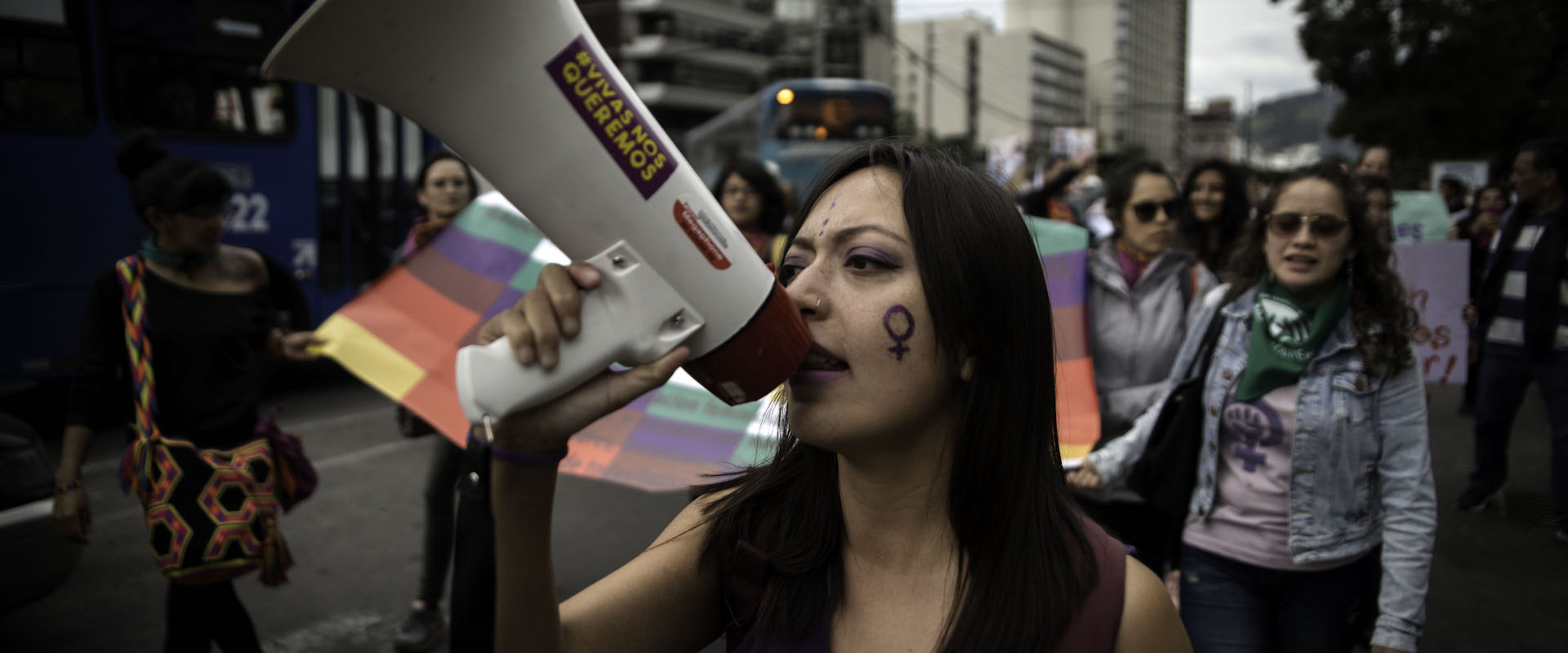 Activists, social leaders, organizations, women and men shout slogans against gender-based violence during the "Vivas nos Queremos" protest in Quito, Ecuador. Photo: UN Women/Johis Alarcon