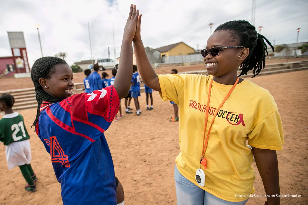 Yamkela (14 ans) vit à Khayelitsha, où la vie quotidienne est semée d'embûches en raison de la pauvreté, du VIH et du sida et de l'insuffisance des infrastructures sociales. Cependant, elle lutte contre ces difficultés en jouant avec l'équipe de rue Grassroot Soccer SKILLZ, une organisation qui exploite le pouvoir du football pour éduquer, inspirer et mobiliser les jeunes. « Cela m'a donné confiance en moi, car je sais ce qui m'attend. Je suis fier de moi, car je fais partie du côté positif, du côté sûr. » 