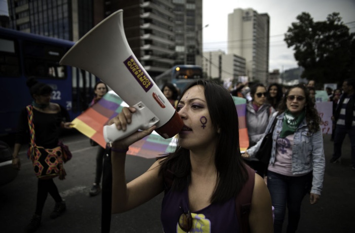 Activists, social leaders, organizations, women and men shout slogans against gender-based violence during the "Vivas nos Queremos" protest in Quito, Ecuador. Photo: UN Women/Johis Alarcon