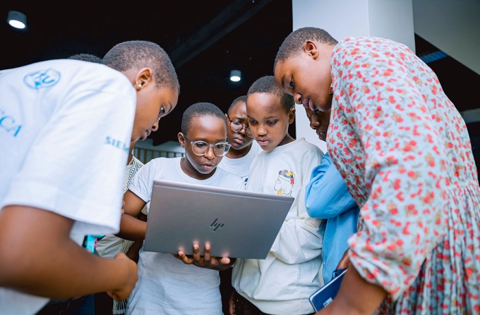 Jóvenes participantes trabajando juntas durante el campamento de programación organizado por la iniciativa African Girls Can Code en el Centro de Transformación Digital GIZ de Kigali, Ruanda, en abril de 2024. Foto: ONU Mujeres 