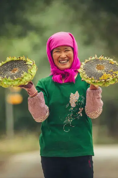 A woman with their agriculture products in Guanglin Agriculture Cooperative in China. Photo: UN Women/Qiu B
