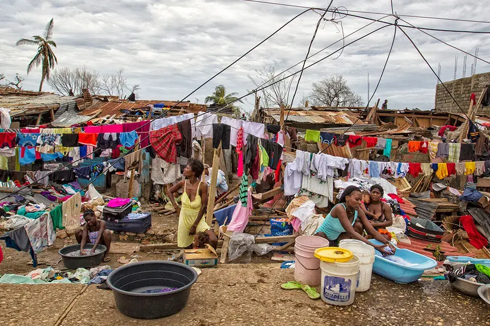 Haití tras el paso del huracán Matthew en 2016. A menudo, las mujeres y niñas se enfrentan a mayores riesgos de salud y seguridad cuando los sistemas de agua y saneamiento se ven afectados. Además, asumen una mayor carga de trabajo doméstico y de cuidados cuando los recursos desaparecen.
