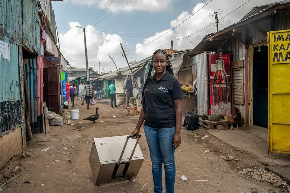 MAGERO WORKING IN THE SLUMS