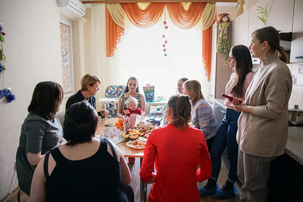 Halyna Skipálska, head of the Ukrainian Foundation for Public Health (UFPH), a local civil society organization supported by the United Nations Women’s Peace and Humanitarian Fund (WPHF) and UN Women in Ukraine, provides counseling services to a group of displaced women in one of the halfway houses managed by UFPH in Kyiv, Uzhhorod, and Lviv.