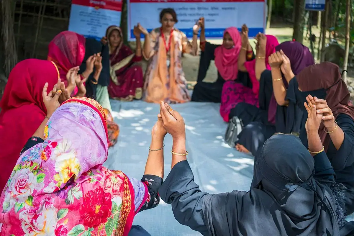 En 2020, ONU Femmes, en collaboration avec Oxfam, a lancé « Means to Lead : Empowering Rohingya refugee and host community women through leadership, learning and livelihoods » en collaboration avec trois partenaires de mise en œuvre (Mukti Cox's Bazar, Bangladesh Nari Progati Sangha, Rohingya Women Welfare Society). Le projet vise à autonomiser les femmes réfugiées rohingyas en les dotant de compétences, en réduisant la violence à l'égard des femmes et en développant un leadership autonome. Bangladesh, Cox'