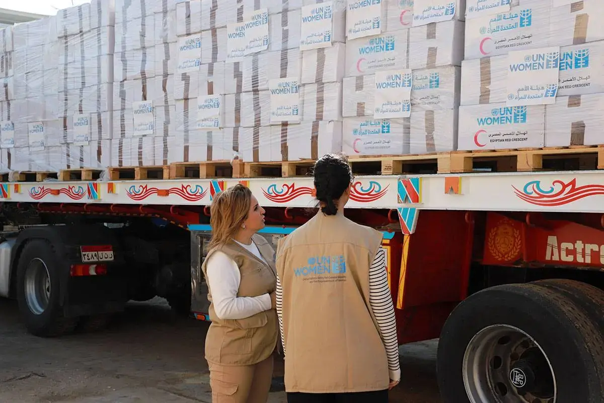 El equipo de ONU Mujeres comprueba un envío de ayuda humanitaria a mujeres y niños palestinos. ONU Mujeres Egipto, en colaboración con la Media Luna Roja Egipcia, entregó ayuda humanitaria que necesitaban desesperadamente las mujeres y los niños palestinos de Gaza. Egipto, Gobernación de Ismailia, enero de 2024. Foto: ONU Mujeres/Menna Negeda.